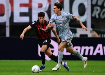 Nicolo Zaniolo (kanan) dibayangi Davide Bartesaghi (kiri) dalam pertandingan sepak bola Serie A Liga Italia antara AC Milan vs Udinese di Stadion San Siro di Milan pada 11 April 2026. (Foto oleh MARCO BERTORELLO / AFP)(AFP/MARCO BERTORELLO)