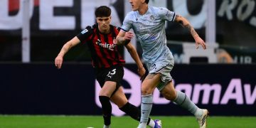 Nicolo Zaniolo (kanan) dibayangi Davide Bartesaghi (kiri) dalam pertandingan sepak bola Serie A Liga Italia antara AC Milan vs Udinese di Stadion San Siro di Milan pada 11 April 2026. (Foto oleh MARCO BERTORELLO / AFP)(AFP/MARCO BERTORELLO)