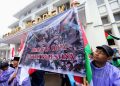 Ratusan massa padati Gedung Merdeka Bandung dalam aksi damai bela Palestina. Massa menuntut penolakan normalisasi dengan Israel dan kemerdekaan penuh Palestina. (Eci/pasjabar)