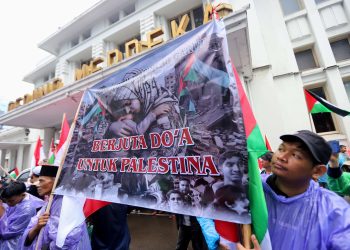 Ratusan massa padati Gedung Merdeka Bandung dalam aksi damai bela Palestina. Massa menuntut penolakan normalisasi dengan Israel dan kemerdekaan penuh Palestina. (Eci/pasjabar)
