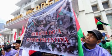 Ratusan massa padati Gedung Merdeka Bandung dalam aksi damai bela Palestina. Massa menuntut penolakan normalisasi dengan Israel dan kemerdekaan penuh Palestina. (Eci/pasjabar)