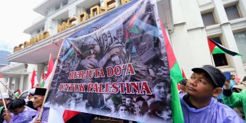 Ratusan massa padati Gedung Merdeka Bandung dalam aksi damai bela Palestina. Massa menuntut penolakan normalisasi dengan Israel dan kemerdekaan penuh Palestina. (Eci/pasjabar)