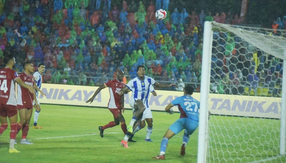 Persib kokoh di puncak klasemen setelah bungkam Semen Padang 2-0. (Foto : Persib.co.id)