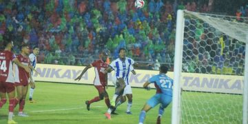 Persib kokoh di puncak klasemen setelah bungkam Semen Padang 2-0. (Foto : Persib.co.id)