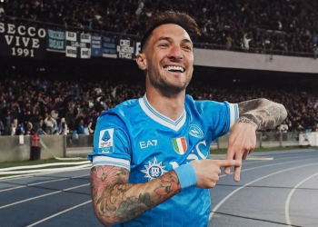 Selebrasi Matteo Politano setelah mencetak gol kemenangan Napoli atas AC Milan dalam laga pekan ke-31 Liga Italia 2025/26 di Stadion Diego Armando Maradona pada Senin (6/4/2026). X.com/Sscnapoli
