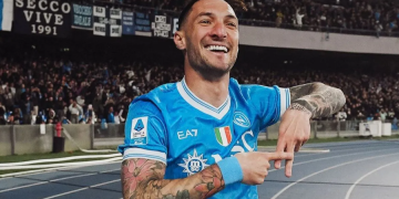 Selebrasi Matteo Politano setelah mencetak gol kemenangan Napoli atas AC Milan dalam laga pekan ke-31 Liga Italia 2025/26 di Stadion Diego Armando Maradona pada Senin (6/4/2026). X.com/Sscnapoli