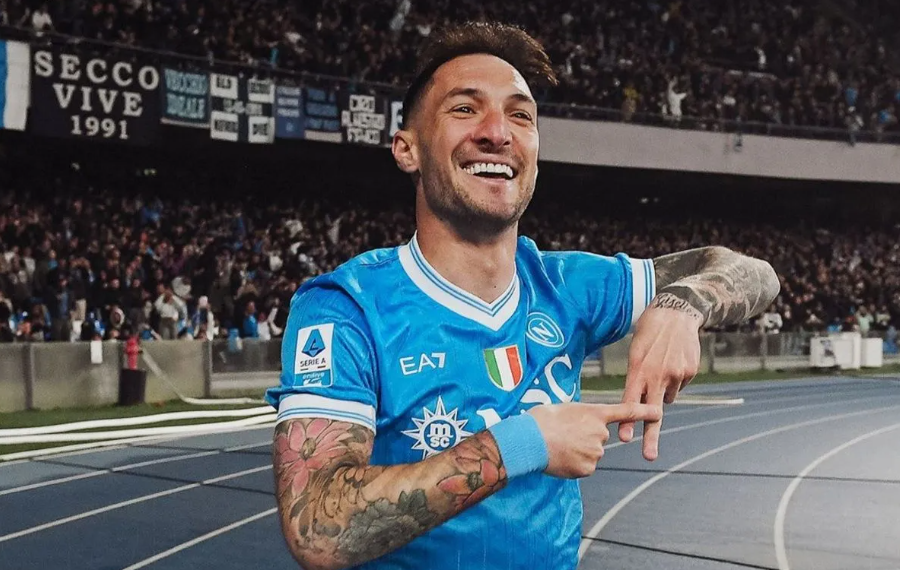 Selebrasi Matteo Politano setelah mencetak gol kemenangan Napoli atas AC Milan dalam laga pekan ke-31 Liga Italia 2025/26 di Stadion Diego Armando Maradona pada Senin (6/4/2026). X.com/Sscnapoli