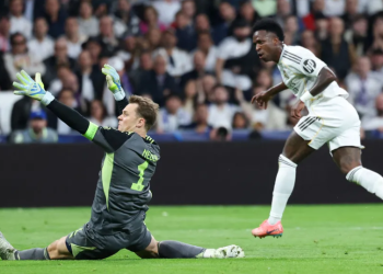 Manuel Neuer mencatatkan performa bersejarah dengan 9 penyelamatan saat Bayern Muenchen membungkam Real Madrid 2-1 di Santiago Bernabeu. (AFP/THOMAS COEX)