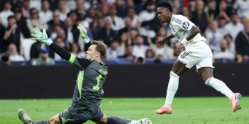 Manuel Neuer mencatatkan performa bersejarah dengan 9 penyelamatan saat Bayern Muenchen membungkam Real Madrid 2-1 di Santiago Bernabeu. (AFP/THOMAS COEX)