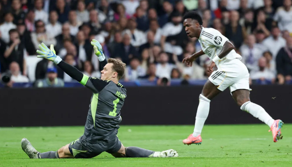 Manuel Neuer mencatatkan performa bersejarah dengan 9 penyelamatan saat Bayern Muenchen membungkam Real Madrid 2-1 di Santiago Bernabeu. (AFP/THOMAS COEX)