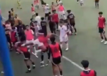 Fadly Alberto tertangkap kamera melakukan tendangan brutal terhadap pemain Dewa United U-20. (tangkapan layer)