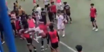 Fadly Alberto tertangkap kamera melakukan tendangan brutal terhadap pemain Dewa United U-20. (tangkapan layer)