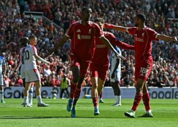 Penyerang Liverpool, Alexander Isak, merayakan golnya ke gawang Crystal Palace. Foto: AFP/Paul Ellis.