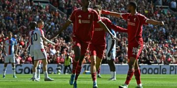 Penyerang Liverpool, Alexander Isak, merayakan golnya ke gawang Crystal Palace. Foto: AFP/Paul Ellis.