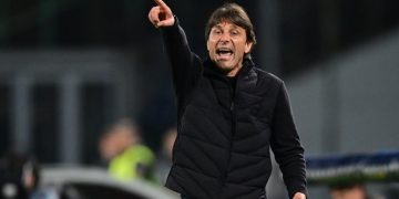 Pelatih Napoli Antonio Conte ingin mempertahakan scudetto, tapi juga realistis (Foto: REUTERS/Daniele Mascolo)