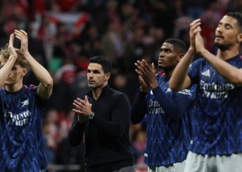 Pelatih dan pemain Arsenal memberikan tepuk tangan usai pertandingan melawan Atletico Madrid. (REUTERS/Violeta Santos Moura)