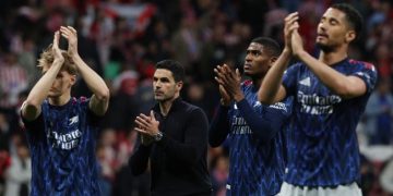 Pelatih dan pemain Arsenal memberikan tepuk tangan usai pertandingan melawan Atletico Madrid. (REUTERS/Violeta Santos Moura)