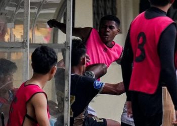 Tendangan Fadly Alberto ke pemain Dewa United. (Foto: Dok. Dewa United)