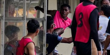 Tendangan Fadly Alberto ke pemain Dewa United. (Foto: Dok. Dewa United)