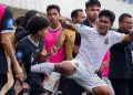 Pemain Bhayangkara U-20 (putih) menendang pemain Dewa United U-20 di Semarang, Minggu (19/4) sore. (Arsip Dewa United)