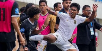 Pemain Bhayangkara U-20 (putih) menendang pemain Dewa United U-20 di Semarang, Minggu (19/4) sore. (Arsip Dewa United)