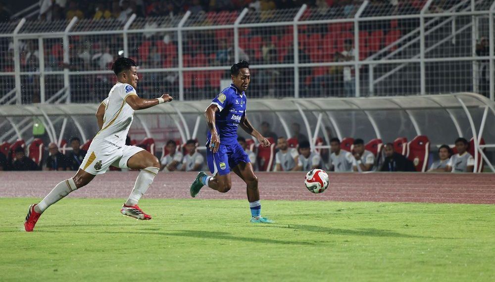 Duel Beckham Putra dan Putu Gede di laga Bhayangkara FC vs Persib Bandung. (Foto: Official Persib)