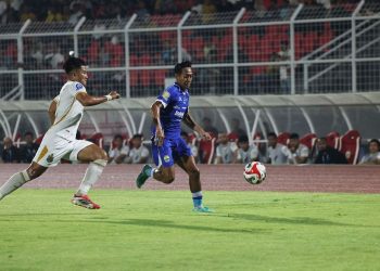 Duel Beckham Putra dan Putu Gede di laga Bhayangkara FC vs Persib Bandung. (Foto: Official Persib)