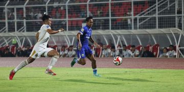 Duel Beckham Putra dan Putu Gede di laga Bhayangkara FC vs Persib Bandung. (Foto: Official Persib)