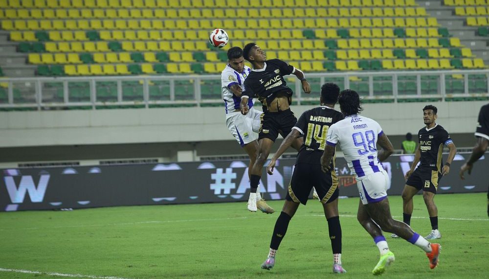 Laga Dewa United vs Persib Bandung. (Foto: Official Persib)