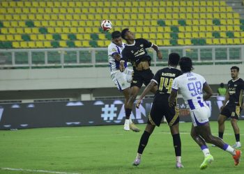 Laga Dewa United vs Persib Bandung. (Foto: Official Persib)