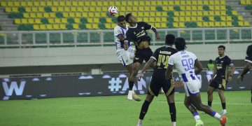 Laga Dewa United vs Persib Bandung. (Foto: Official Persib)