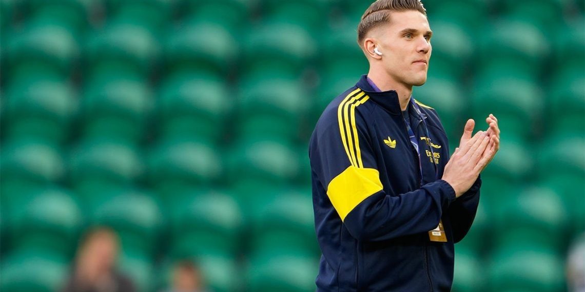 Penyerang Arsenal, Viktor Gyokeres memberikan salam kepada suporter di Lisbon jelang laga melawan Sporting CP, 8 April 2026. (c) AP Photo/Armando Franca