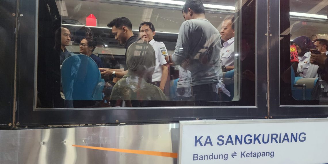 KA Sangkuriang bandung