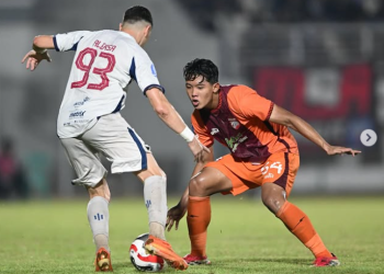 Borneo FC sukses menyamai poin Persib Bandung di puncak klasemen Super League usai mengalahkan Persita 2-0. Persaingan gelar juara menyisakan tiga laga final. (instagram/@borneofc.id)