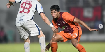 Borneo FC sukses menyamai poin Persib Bandung di puncak klasemen Super League usai mengalahkan Persita 2-0. Persaingan gelar juara menyisakan tiga laga final. (instagram/@borneofc.id)