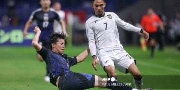 Kota Takai mencegah aksi Marselino Ferdinan dalam duel timnas Jepang vs Indonesia di Osaka (10/6/2025). (PAUL MILLER/AFP)