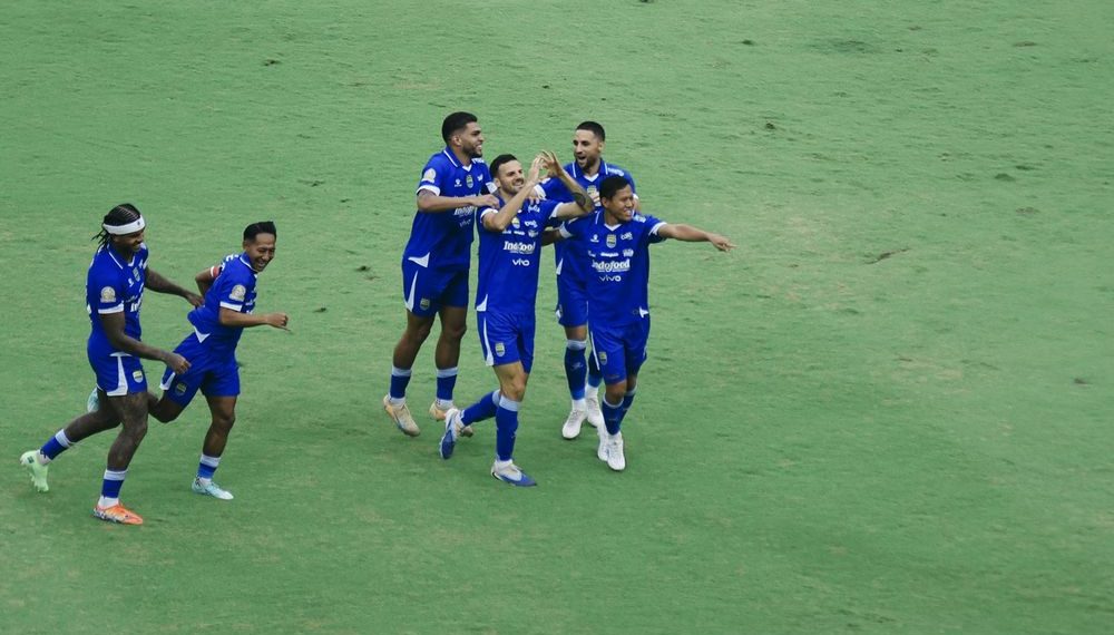 Selebrasi para pemain Persib usai menjebol gawang PSIM Yogyakarta. (Foto: Official Persib)
