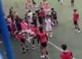 Fadly Alberto tertangkap kamera melakukan tendangan kungfu ke pemain Dewa United U-20 saat dirinya berseragam Bhayangkara U-20 di kompetisi EPA (Elite Pro Academy) Super League, di Stadion Citarum, Semarang, Jawa Tengah, Minggu (19/4/2026). (Istimewa)