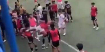 Fadly Alberto tertangkap kamera melakukan tendangan kungfu ke pemain Dewa United U-20 saat dirinya berseragam Bhayangkara U-20 di kompetisi EPA (Elite Pro Academy) Super League, di Stadion Citarum, Semarang, Jawa Tengah, Minggu (19/4/2026). (Istimewa)